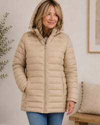 Woman wearing a beige quilted 