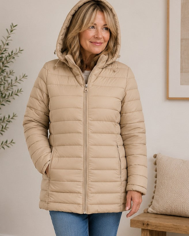 Woman wearing a beige quilted 